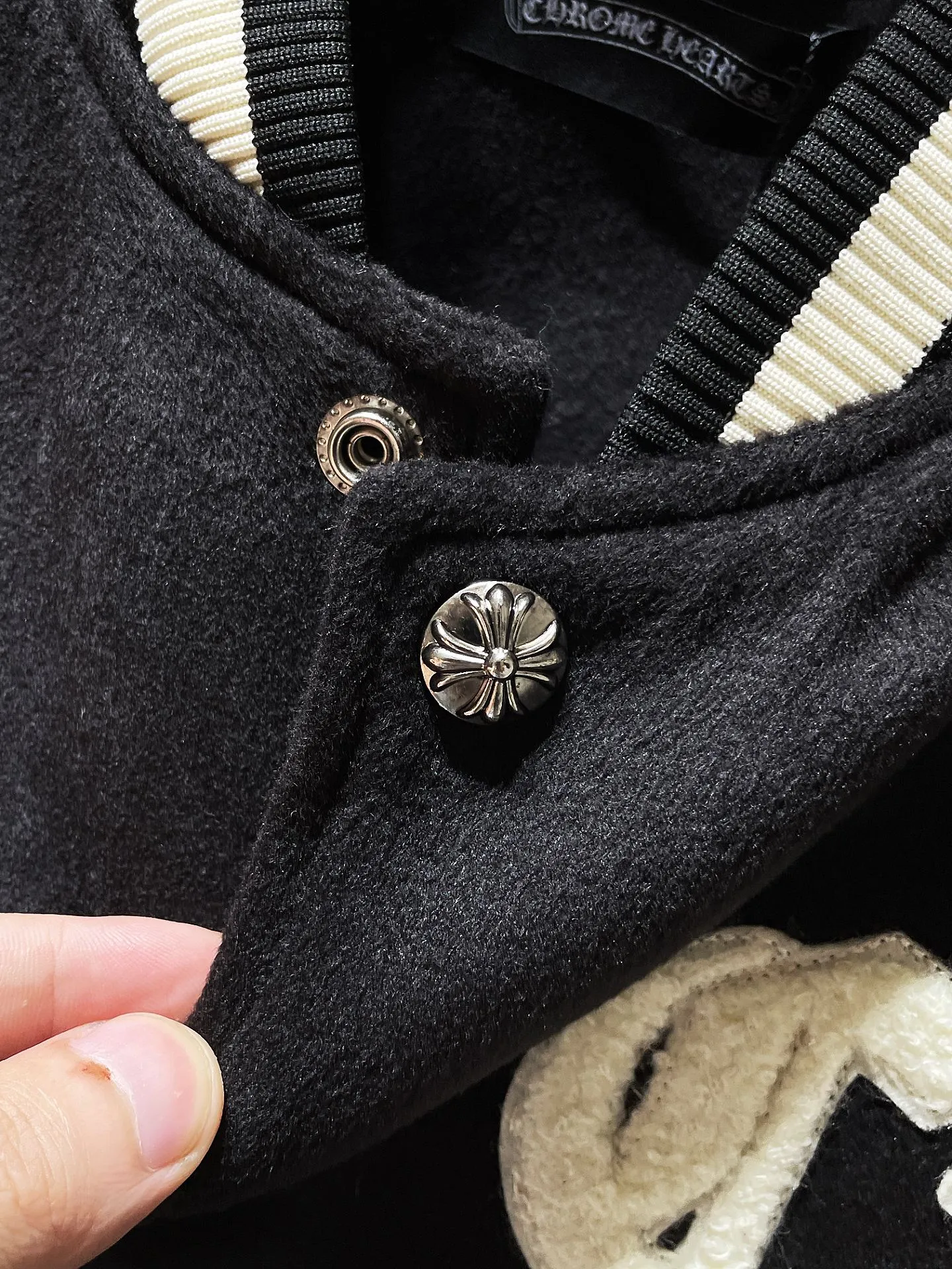 P436 new highest version! Chrome Hearts 🍁Winter clothing is here🍁 Sanskrit cross woolen leather sleeves spliced ​​with baseball embroidery cotton clothing, heavy embroidery ➕ both sleeves and the whole leather. Counter synchronization, heavy industry! ! Customized version of thickened woolen fabric, silk lining, customized version of hardware, not the ordinary version on the market! ! 🌈Recommended color: black and white color matching🌈Code number: S, M, L, XL